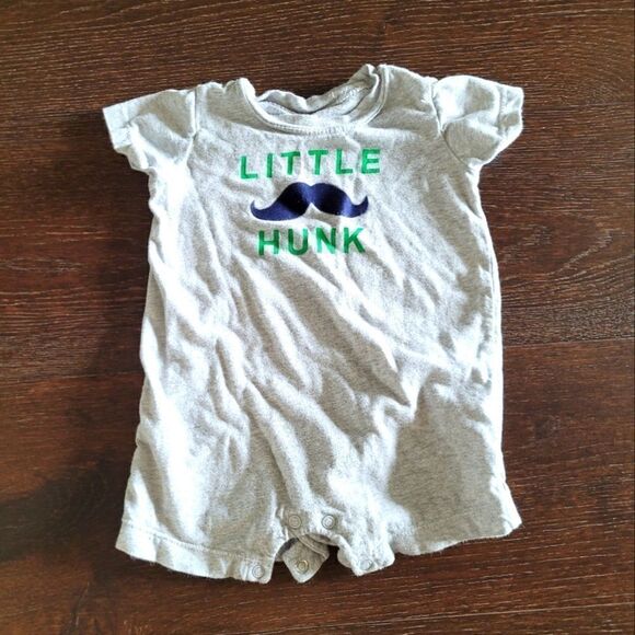 🤸‍♀️3 for 12🤸‍♂️ "Little Hunk" Moustache T-Shirt Onesie 9M - Picture 1 of 5